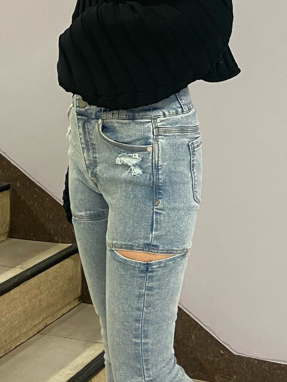 ブラック系のニット/セーター、ブルー系のデニムパンツ、シルバー系のパンプスを着用したレディースの冬コーディネートの7枚目の写真