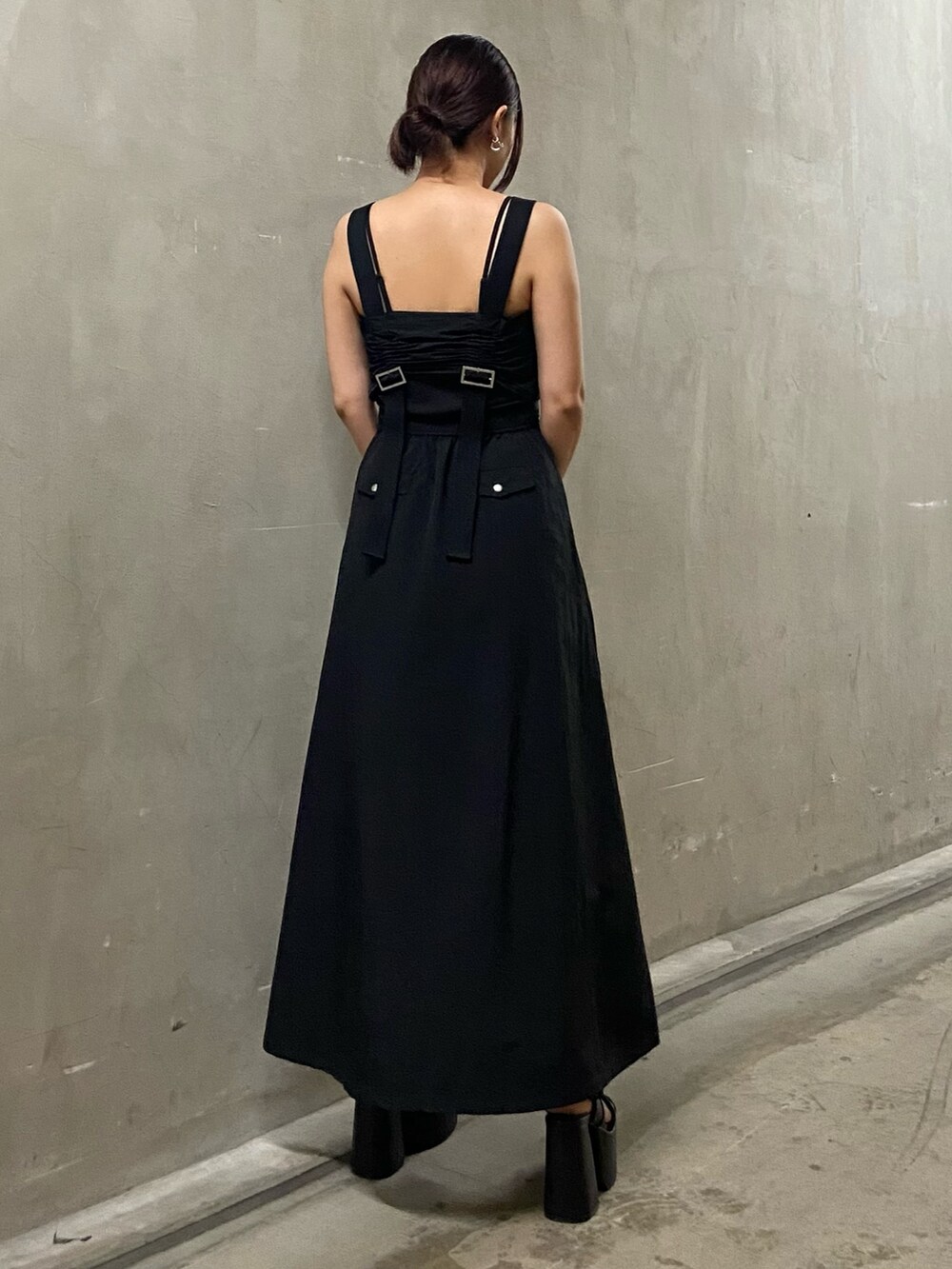 ブラック系のワンピース、ブラック系のサンダルを着用したレディースの夏コーディネートの2枚目の写真