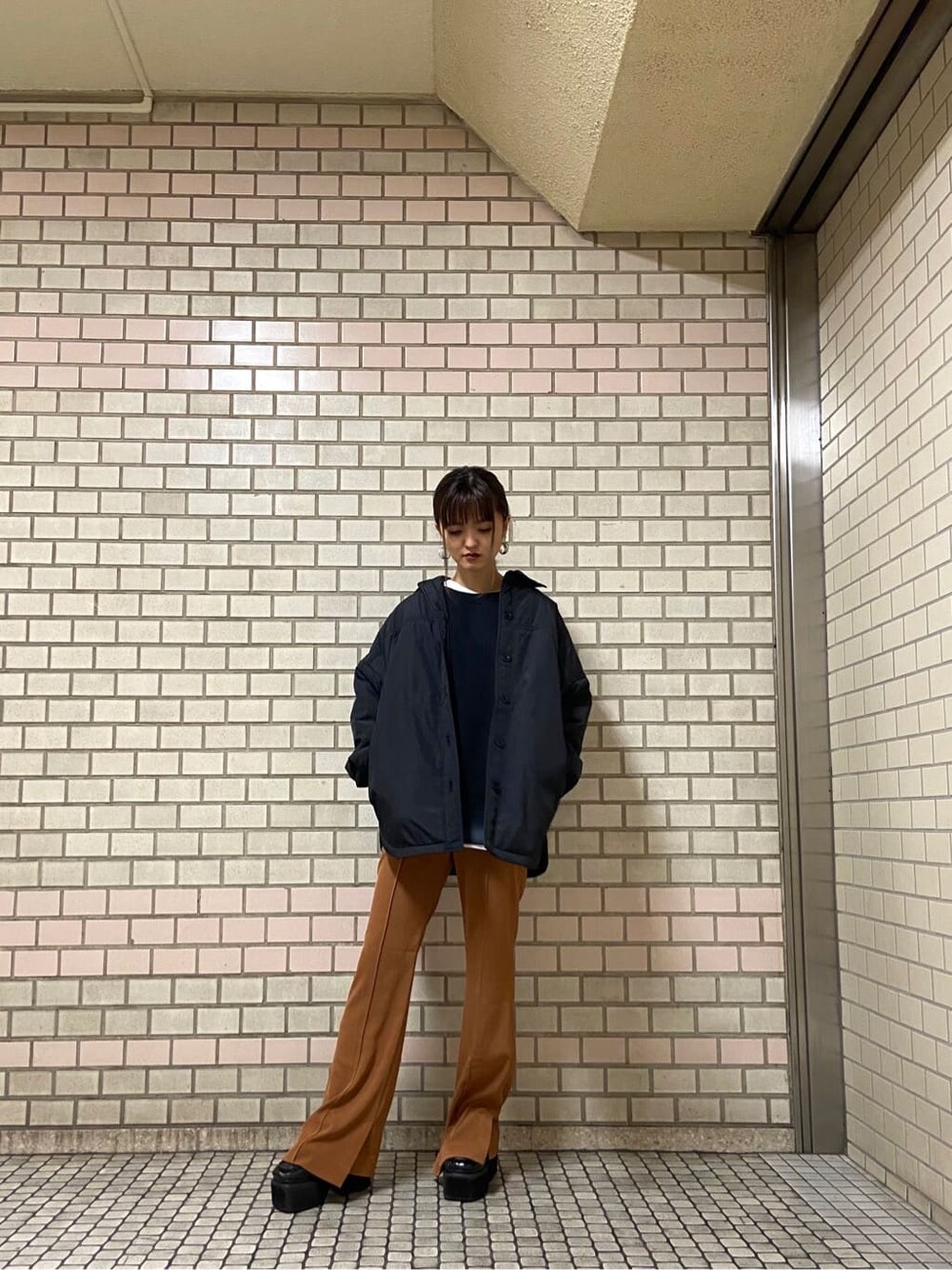 オレンジ系のその他パンツ、ブラック系のローファー、ブラック系のブルゾンを着用したレディースの秋コーディネートの7枚目の写真