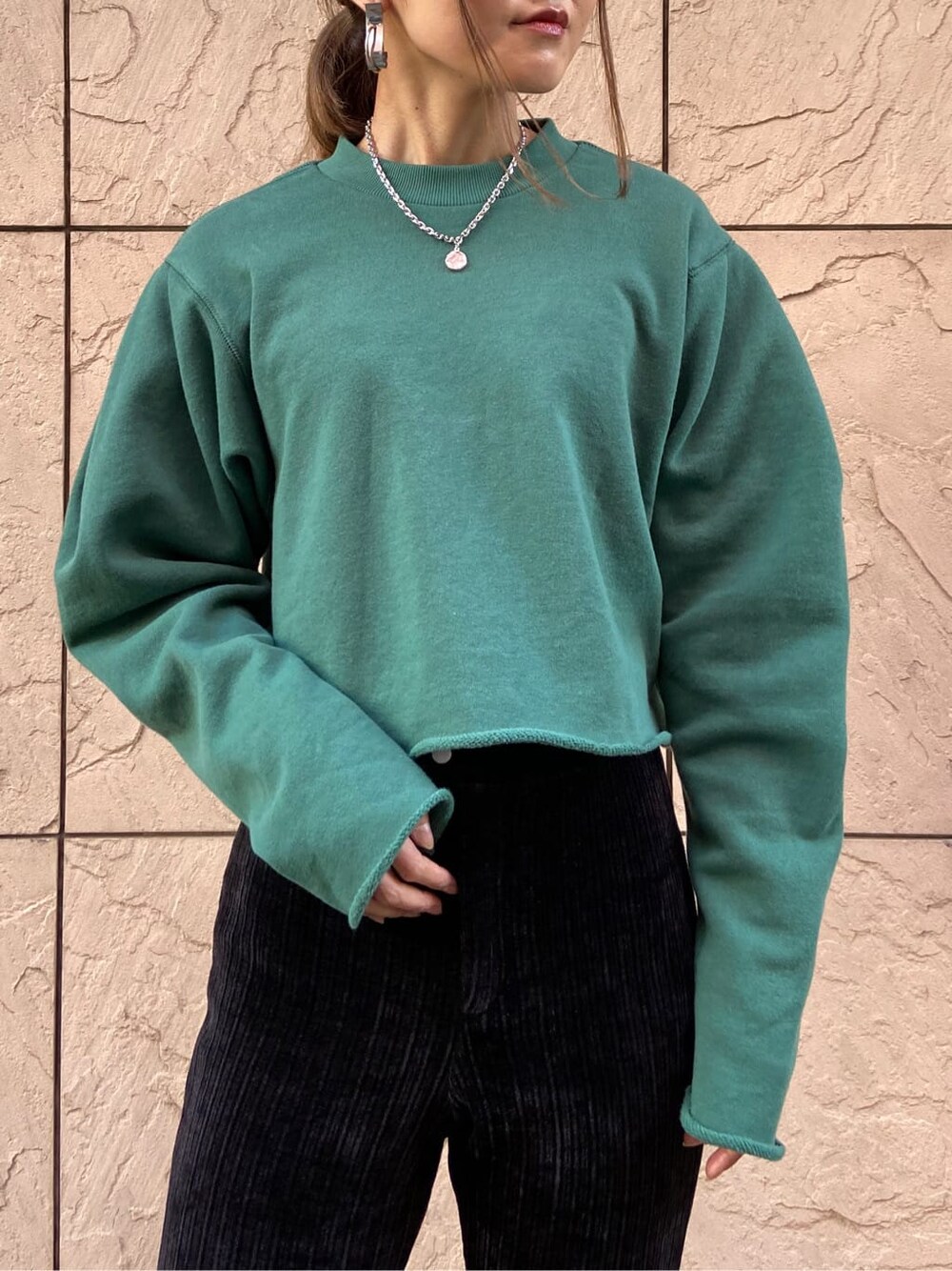 ブラック系のブーツ、ブラック系のその他パンツ、ブラック系のTシャツ/カットソーを着用したレディースの冬コーディネートの2枚目の写真