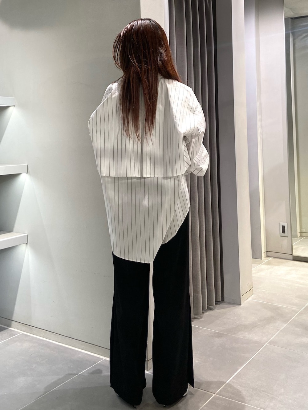 ホワイト系のシャツ/ブラウス、ブラック系のキャミソール、ブラック系のその他パンツを着用したレディースの春コーディネートの4枚目の写真