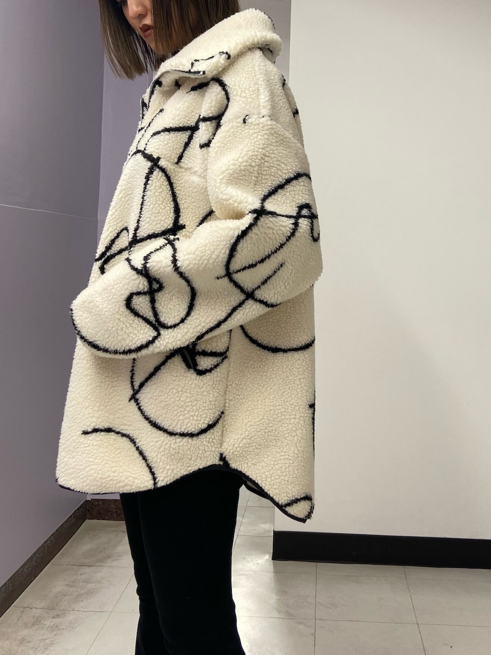 ブラック系のその他パンツ、ブラック系のブーツ、ブラック系のニット/セーターを着用したレディースの秋コーディネートの5枚目の写真