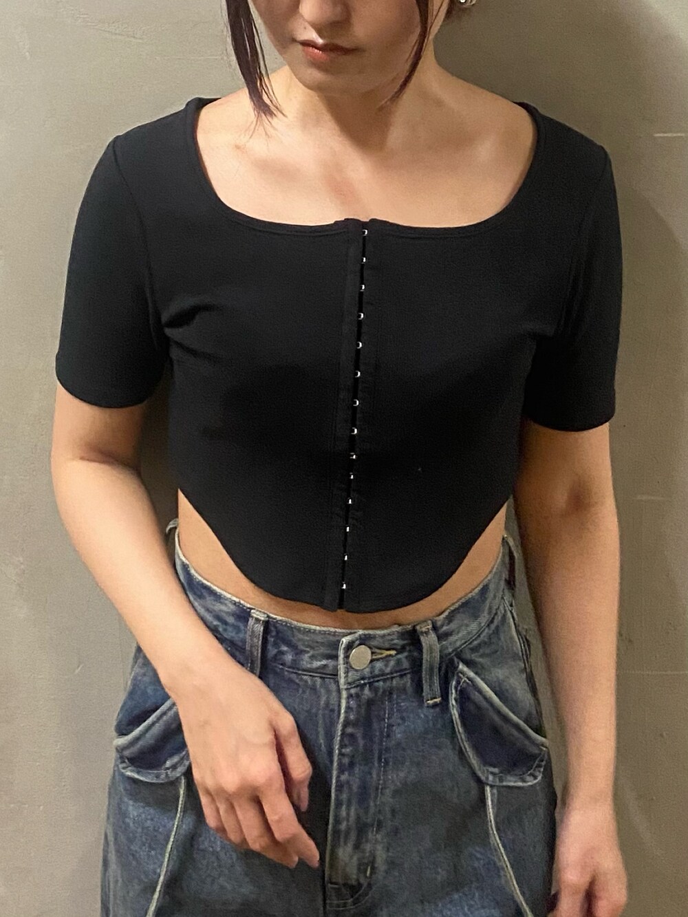 ブラック系のTシャツ/カットソー、ブルー系のデニムパンツ、ブラック系のサンダルを着用したレディースの夏コーディネートの4枚目の写真