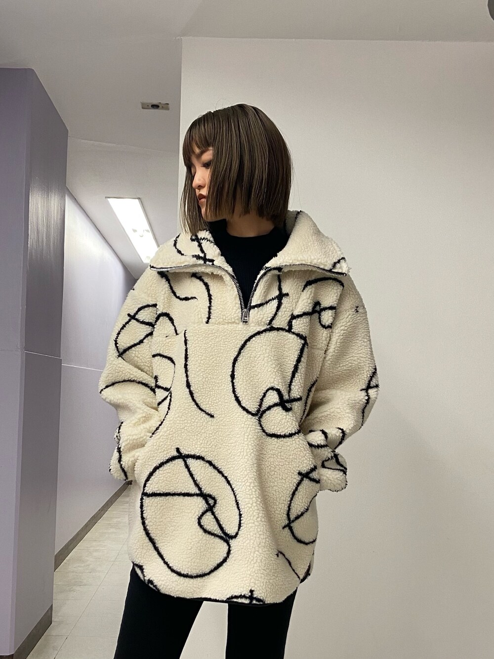 ブラック系のその他パンツ、ブラック系のブーツ、ブラック系のニット/セーターを着用したレディースの秋コーディネートの4枚目の写真