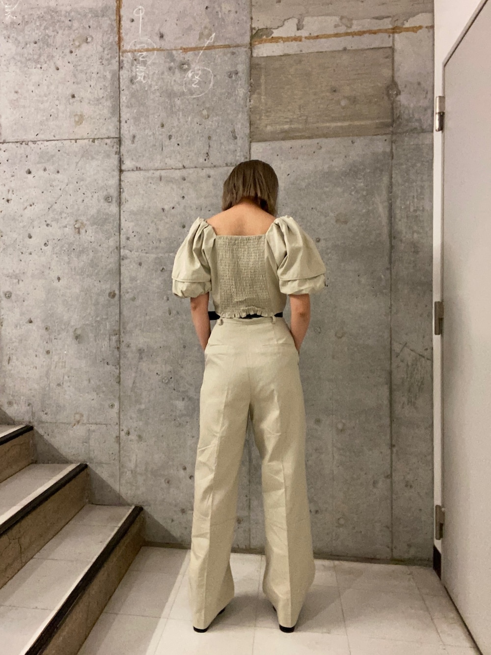 ホワイト系のシャツ/ブラウス、ホワイト系のその他パンツ、ブラック系のサンダルを着用したレディースの春コーディネートの3枚目の写真