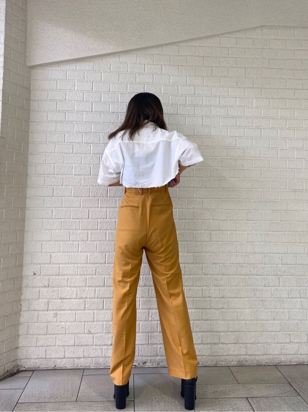 ブラック系のキャミソール、ブラック系のサンダル、オレンジ系のその他パンツを着用したレディースの春コーディネートの3枚目の写真