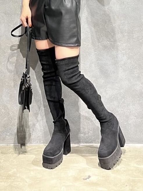 ブラック系のハンドバッグ、ブルー系のニット/セーター、ブラック系のその他パンツを着用したレディースの秋コーディネートの7枚目の写真