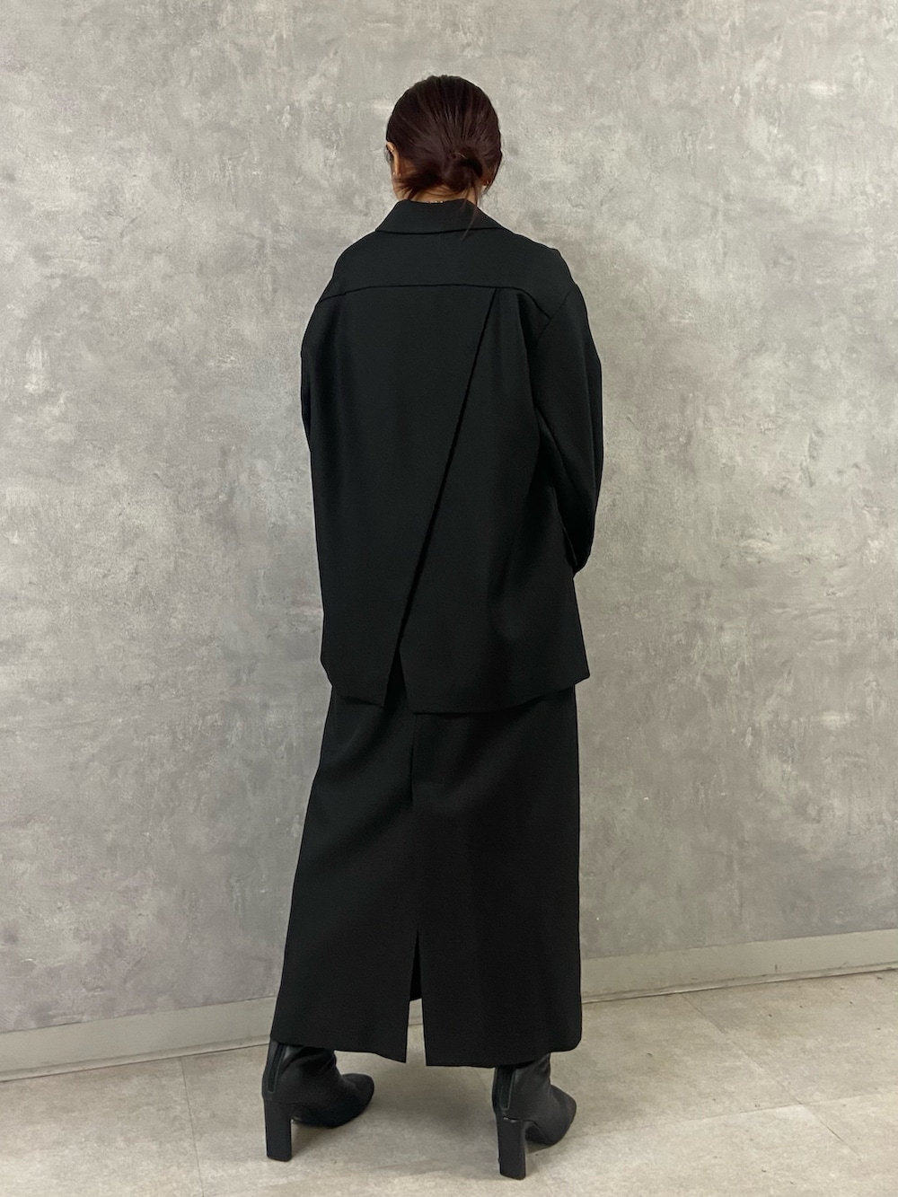 グレー系のTシャツ/カットソー、ブラック系のワンピース、シルバー系のショルダーバッグを着用したレディースの冬コーディネートの6枚目の写真