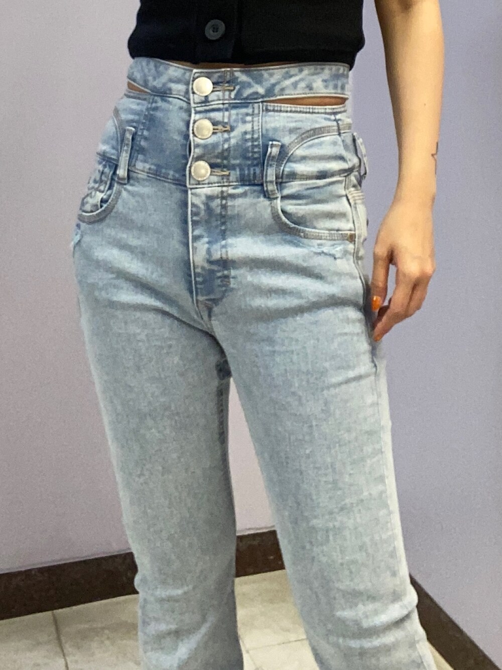 ブラック系のTシャツ/カットソー、ブルー系のデニムパンツ、ブラック系のサンダルを着用したレディースの春コーディネートの5枚目の写真