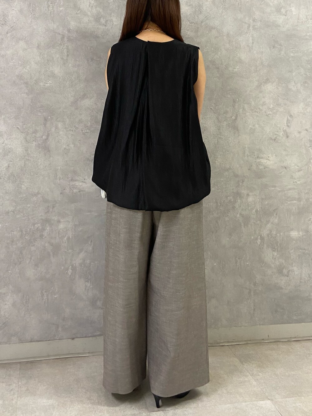 ブラック系のシャツ/ブラウス、シルバー系のトートバッグ、ブラウン系のその他パンツを着用したレディースの春コーディネートの4枚目の写真