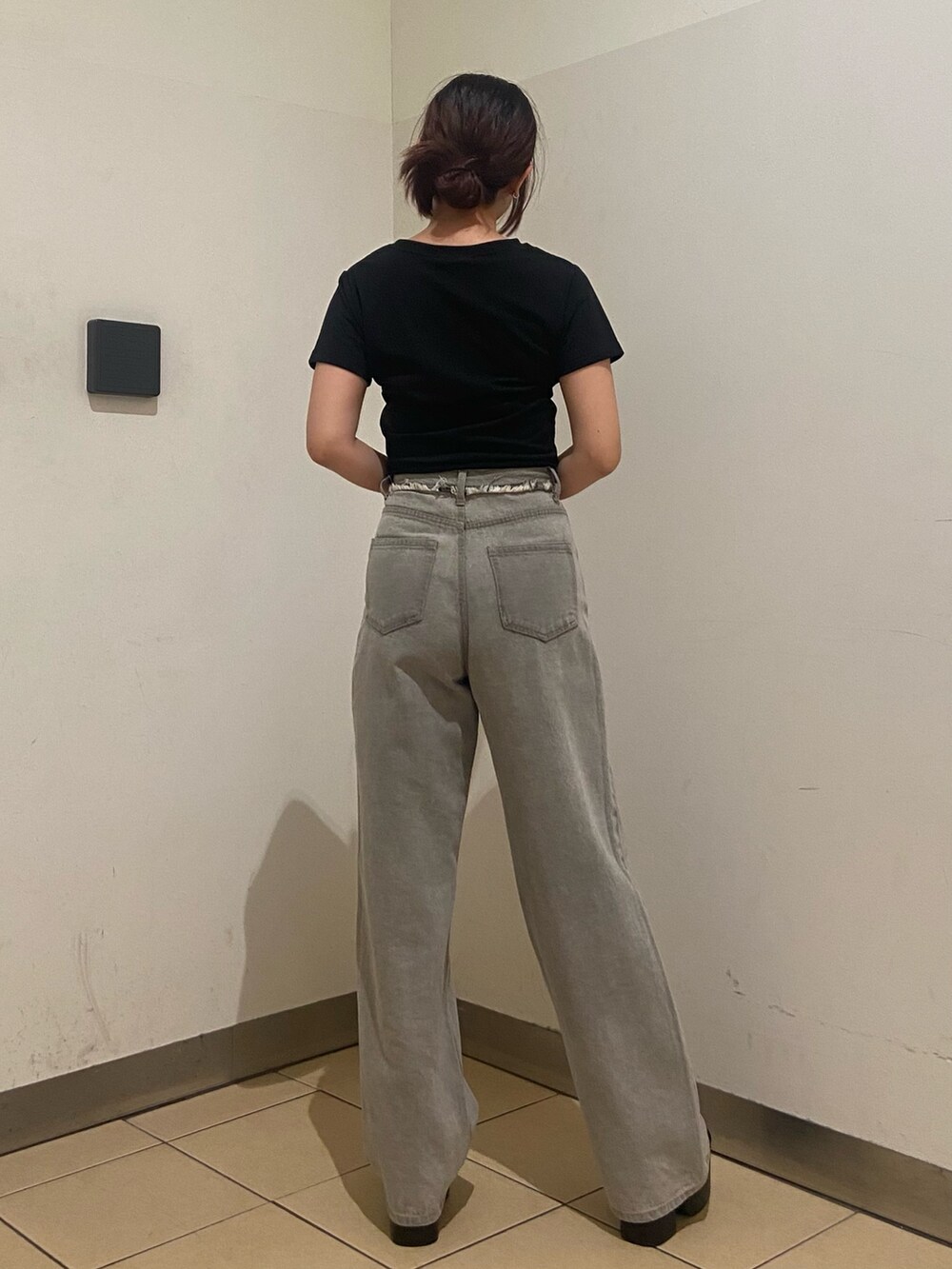 ブラック系のTシャツ/カットソー、グレー系のデニムパンツ、ブラック系のサンダルを着用したレディースの夏コーディネートの3枚目の写真