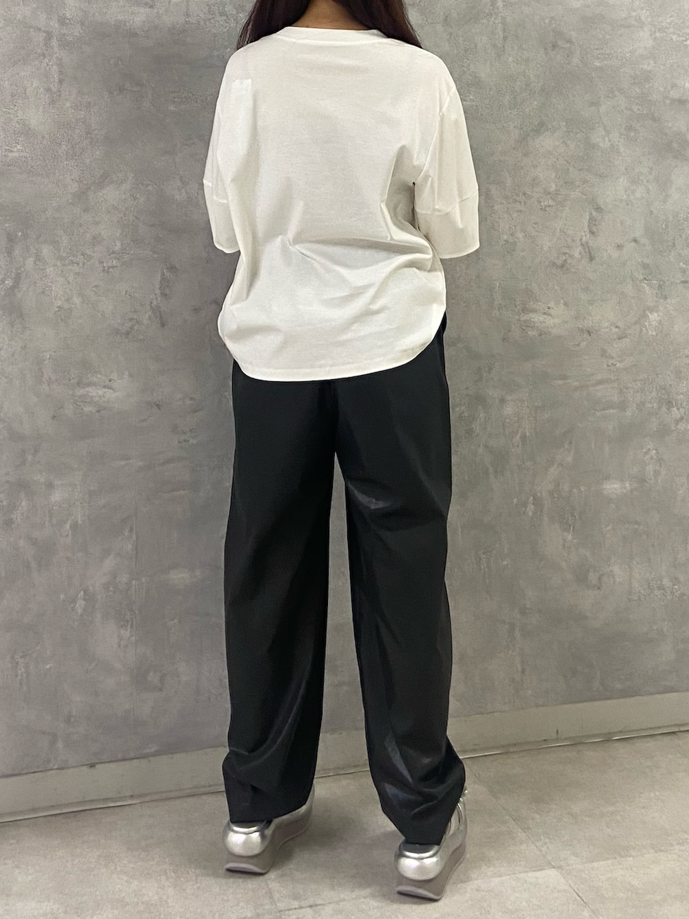 ブラック系のその他パンツ、シルバー系のサンダル、ホワイト系のTシャツ/カットソーを着用したレディースの夏コーディネートの3枚目の写真