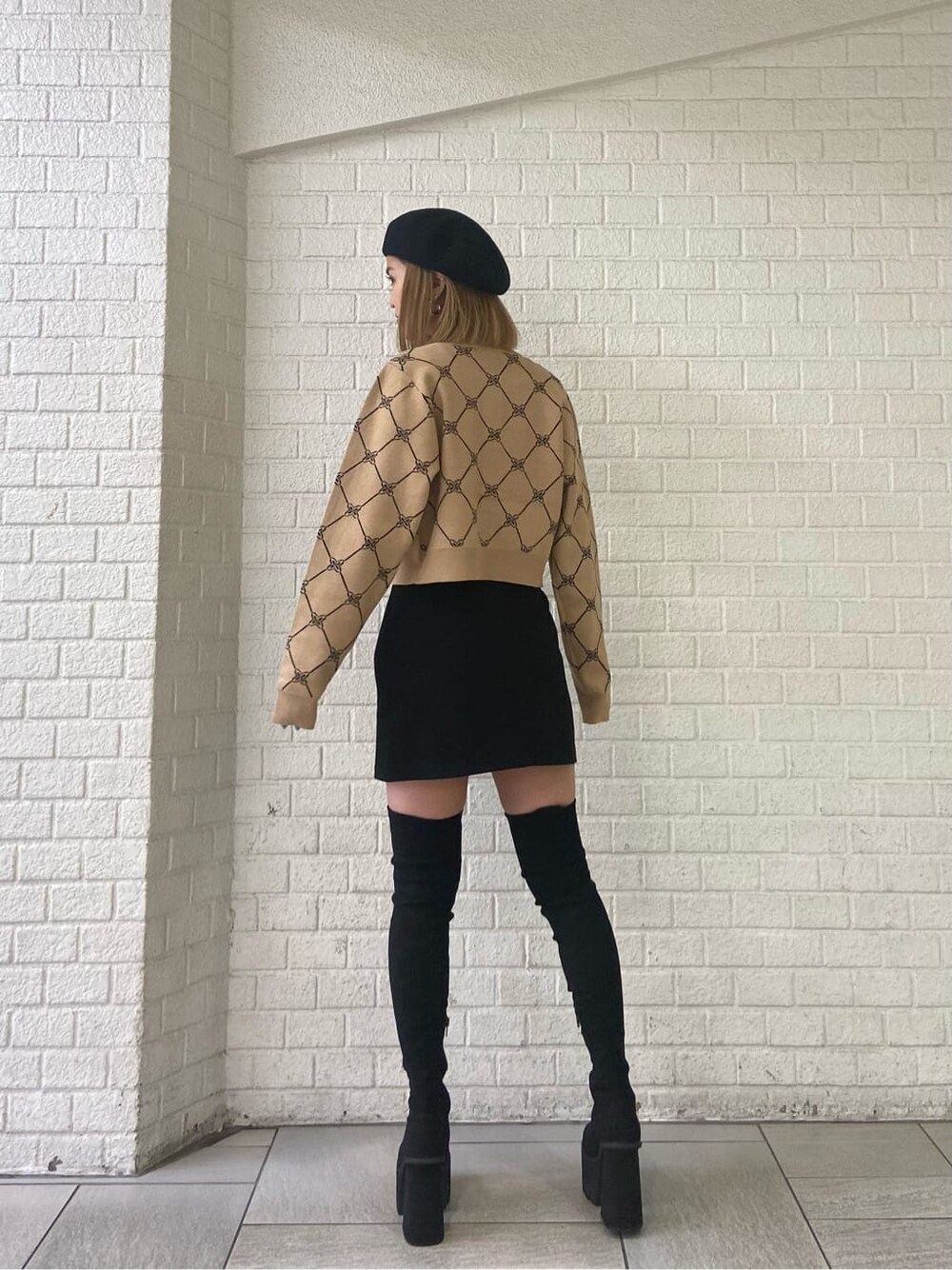 その他のニット/セーター、ブラック系のブーツ、ブラック系のスカートを着用したレディースの秋コーディネートの3枚目の写真