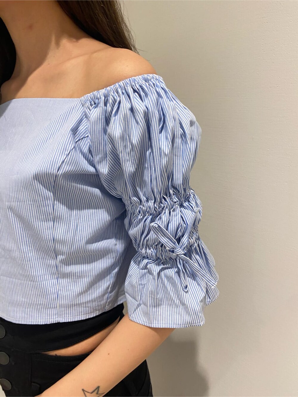 ブラック系のサンダル、ブラック系のデニムパンツ、ブルー系のシャツ/ブラウスを着用したレディースの夏コーディネートの6枚目の写真