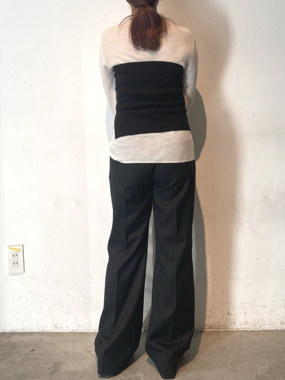 ブラック系のその他パンツ、シルバー系のサンダル、ホワイト系のニット/セーターを着用したレディースの冬コーディネートの3枚目の写真