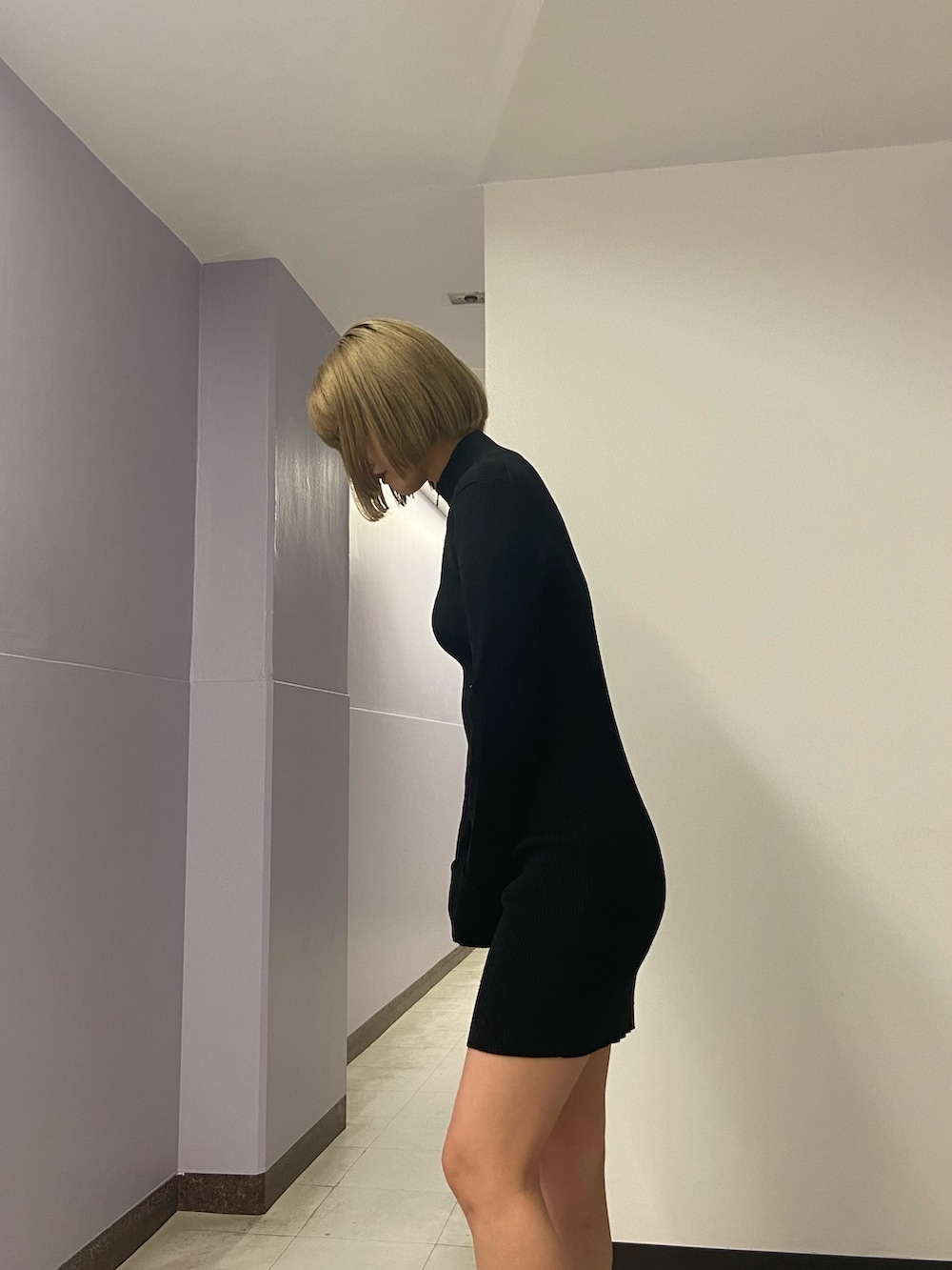 その他のテーラードジャケット、ブラック系のワンピース、ブラック系のブーツを着用したレディースの冬コーディネートの6枚目の写真