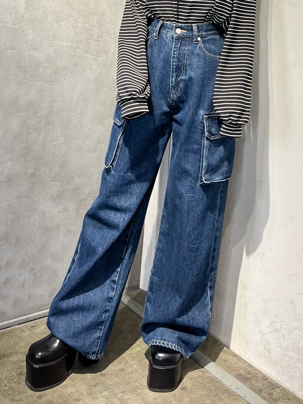 その他のTシャツ/カットソー、ブルー系のデニムパンツ、ブラック系のサンダルを着用したレディースの冬コーディネートの6枚目の写真