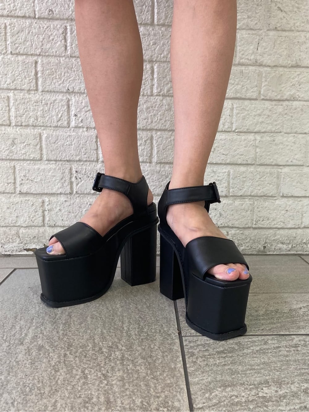 ブラック系のサンダル、その他のシャツ/ブラウス、ブラック系のワンピースを着用したレディースの春コーディネートの7枚目の写真