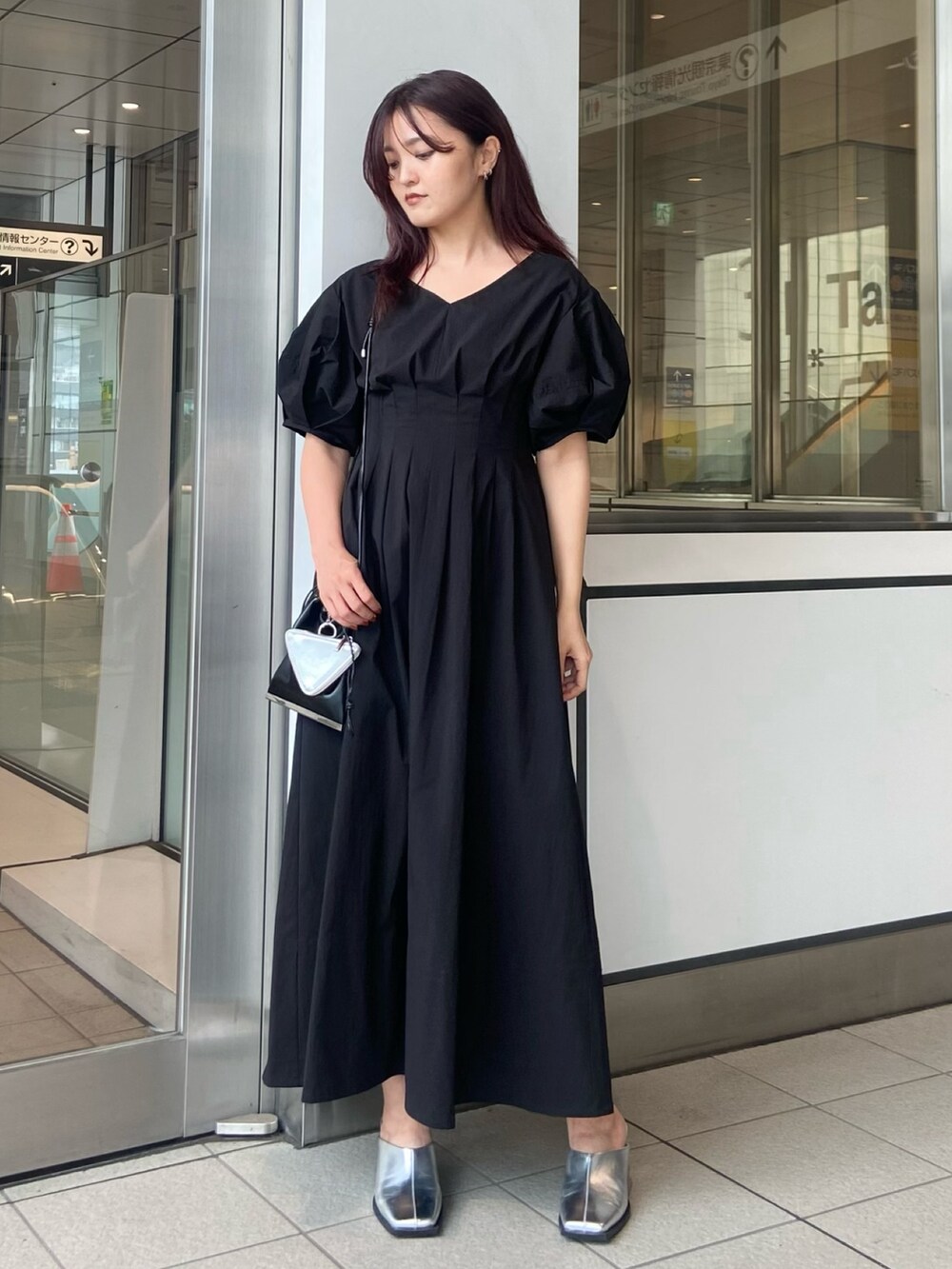 ブラック系のワンピース、ブラック系のショルダーバッグ、シルバー系のサンダルを着用したレディースの春コーディネートの2枚目の写真