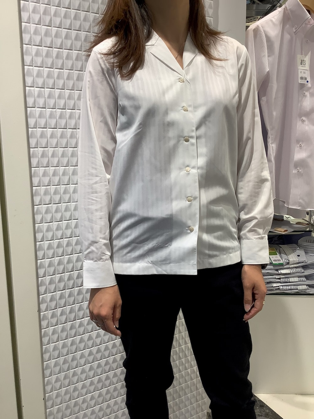 ホワイト系のビジネスシャツ、ブラック系のサスペンダーを着用したレディースの春コーディネートの4枚目の写真