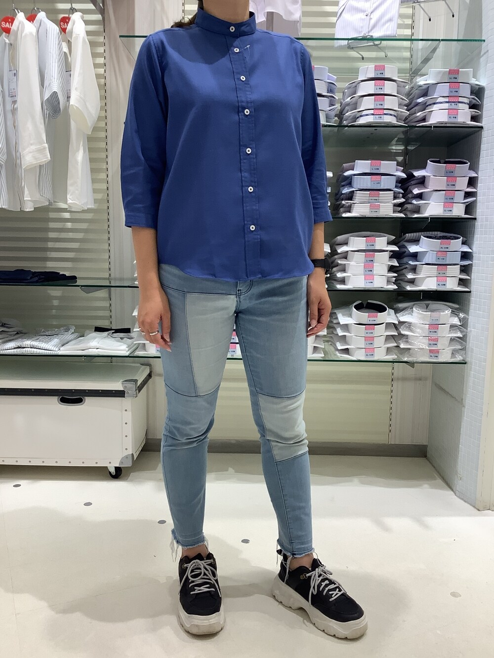 ブルー系のシャツ/ブラウスを着用したレディースの夏コーディネートの2枚目の写真