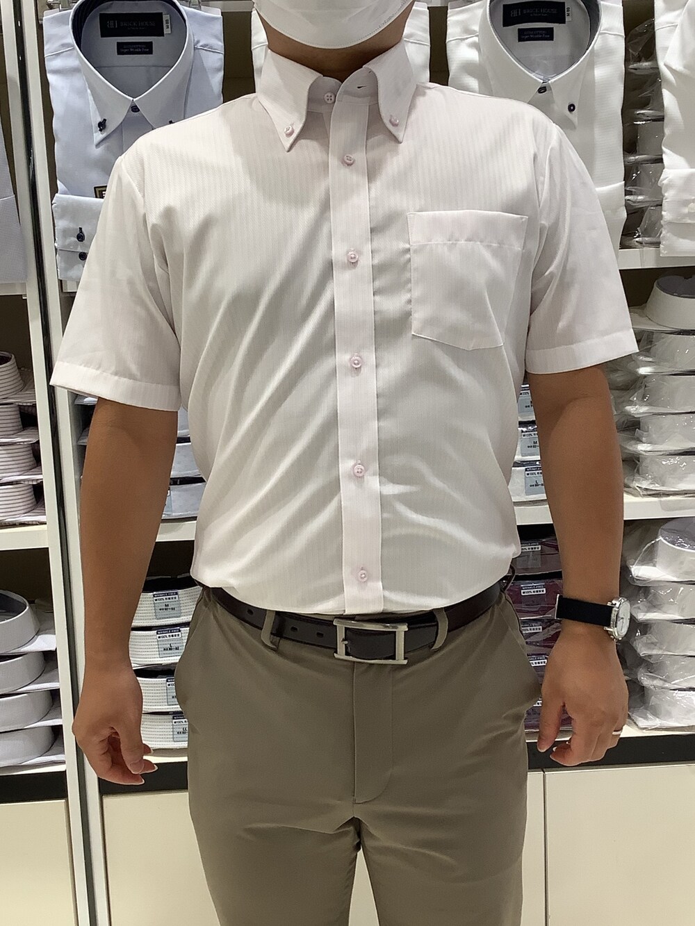 「東京シャツ、トウキョウシャツ、tokyoshirts、メンズコーデ、メンズアイテム、メンズファッション、ビジネススタイル、ビジネス、ビジネスコーデ」｜「TOKYO SHIRTSの形態安定ノーアイロン ボタンダウン 半袖ビジネスワイシャツ（ビジネスシャツ、ピンク系）」を使った、BRICK HOUSE by Tokyo Shirts 筑紫野イオンモール店さん（メンズ・160cm）の夏コーディネートの2枚目の写真