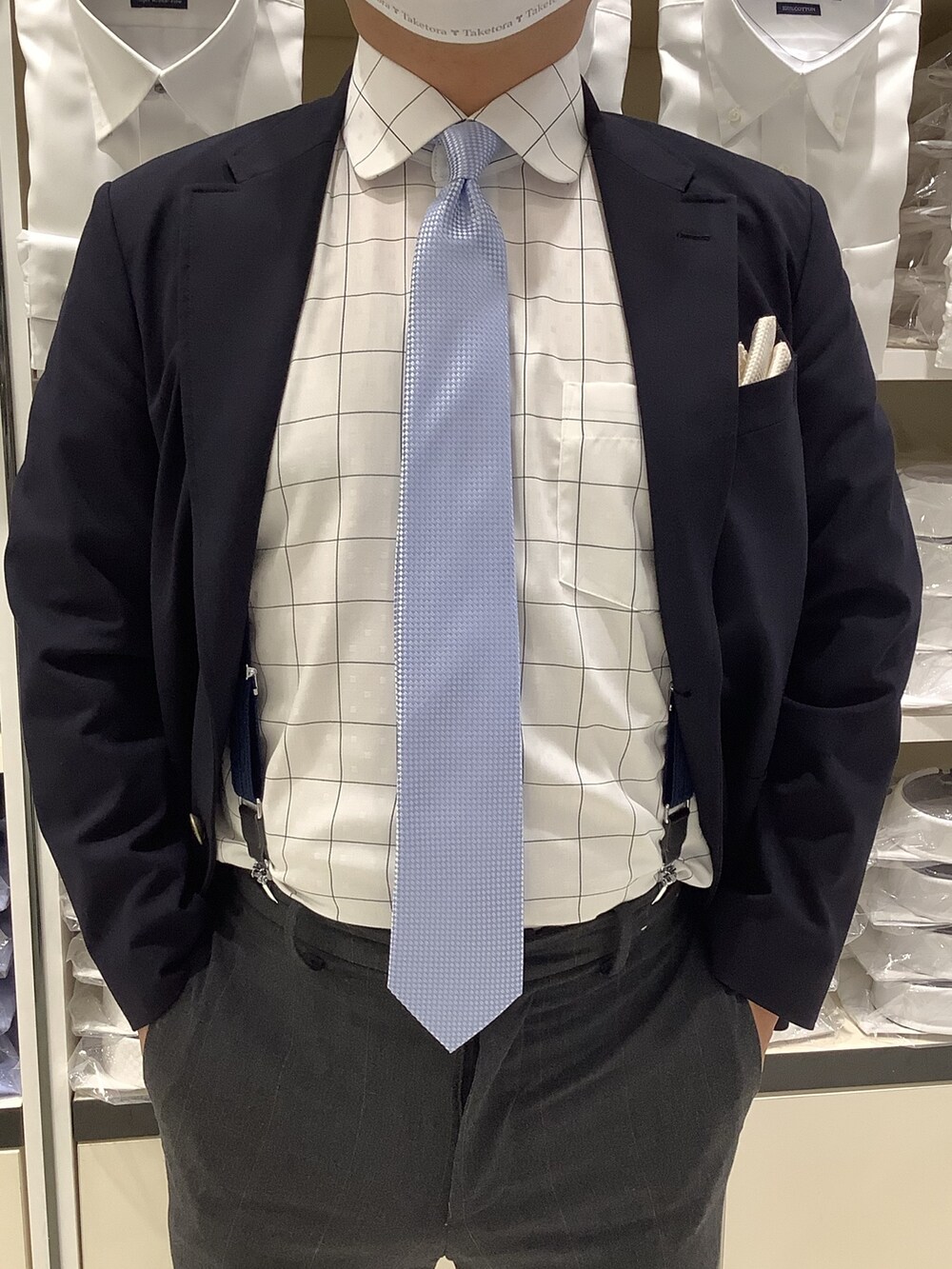 ホワイト系のポケットチーフ、ホワイト系のビジネスシャツ、その他のネクタイを着用したメンズの秋コーディネートの2枚目の写真