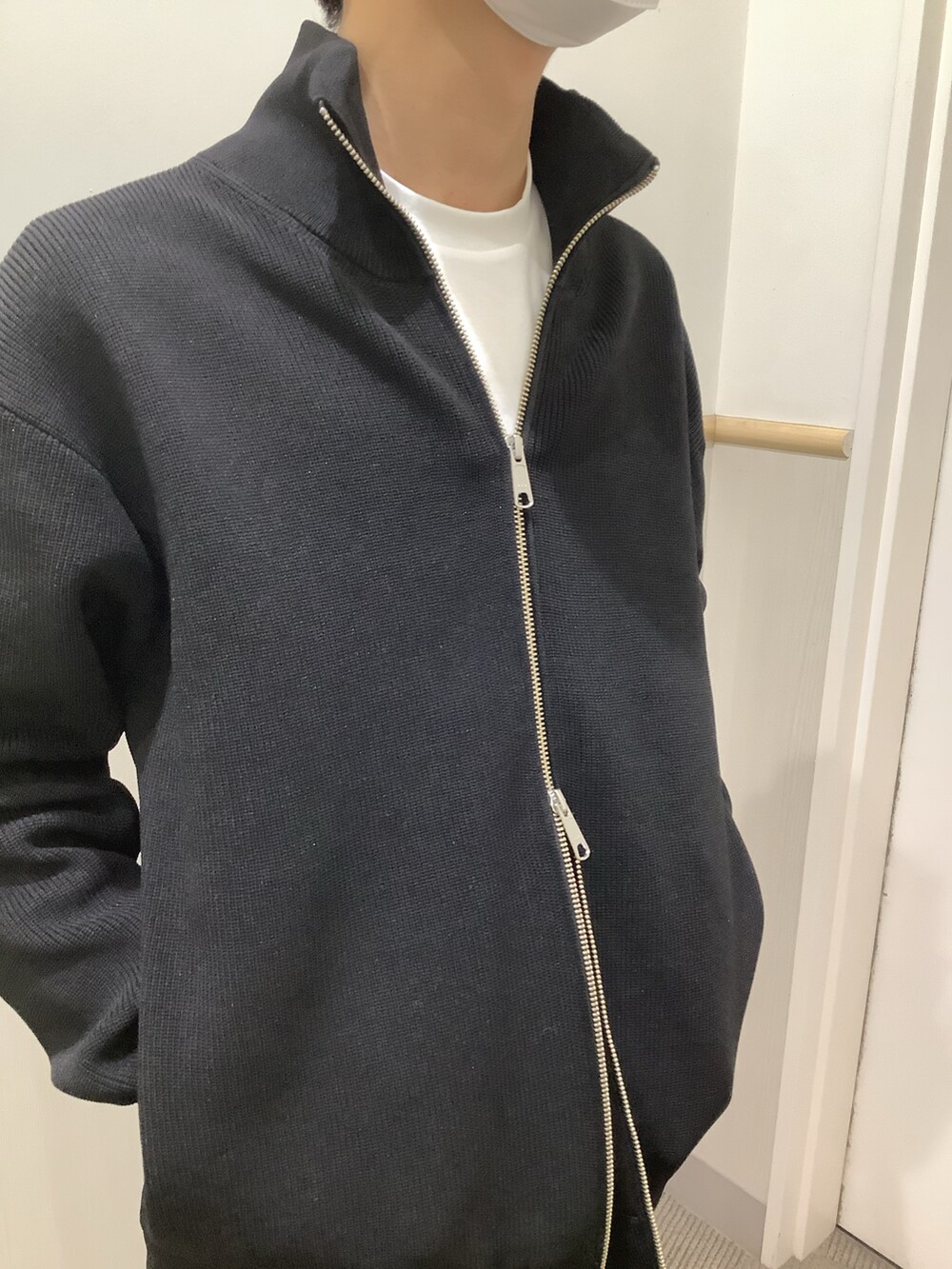 ブラック系のブルゾン、ホワイト系のTシャツ/カットソーを着用したメンズの秋コーディネートの3枚目の写真