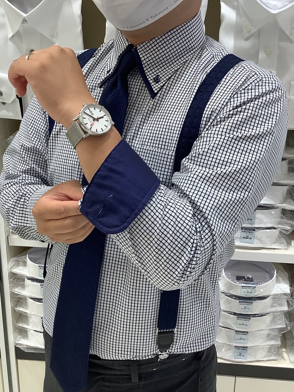 ホワイト系のポケットチーフ、ブルー系のビジネスシャツ、その他のネクタイを着用したメンズの秋コーディネートの3枚目の写真