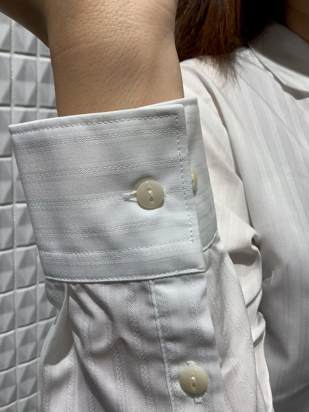 ホワイト系のビジネスシャツ、ブラック系のサスペンダーを着用したレディースの春コーディネートの5枚目の写真