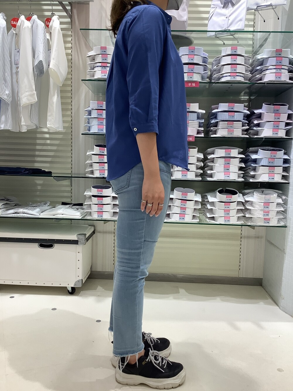 ブルー系のシャツ/ブラウスを着用したレディースの夏コーディネートの3枚目の写真