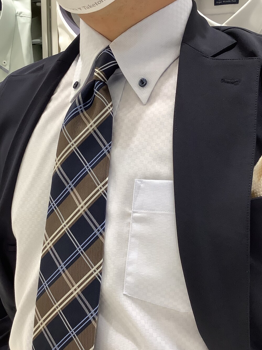 ブルー系のビジネスシャツ、その他のネクタイを着用したメンズの秋コーディネートの3枚目の写真