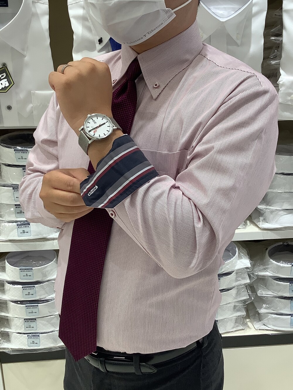 ホワイト系のポケットチーフ、その他のネクタイ、レッド系のビジネスシャツを着用したメンズの秋コーディネートの3枚目の写真