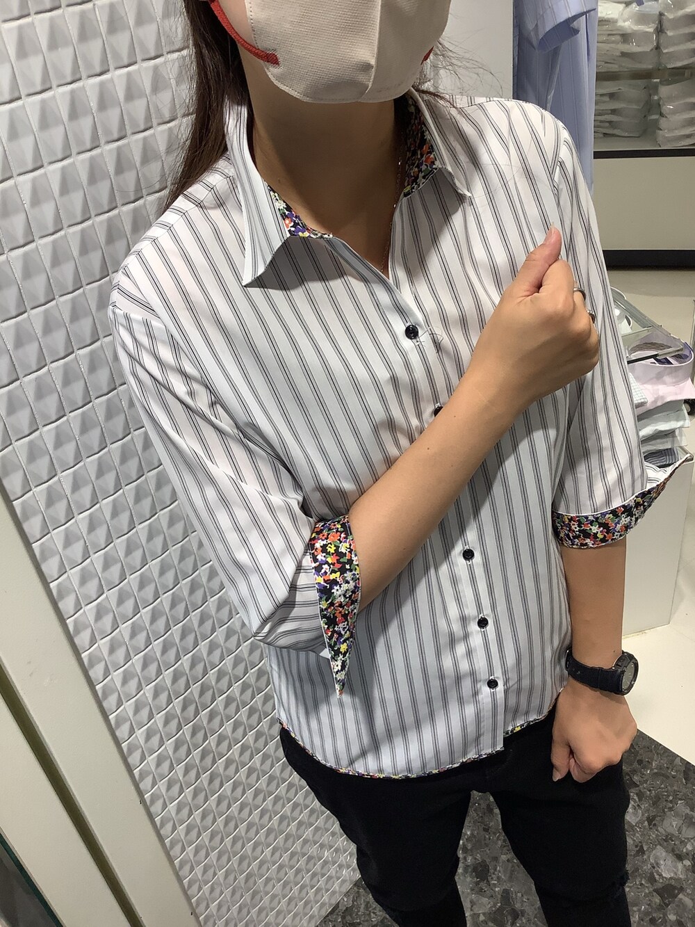 ブラック系のビジネスシャツを着用したレディースの秋コーディネートの3枚目の写真