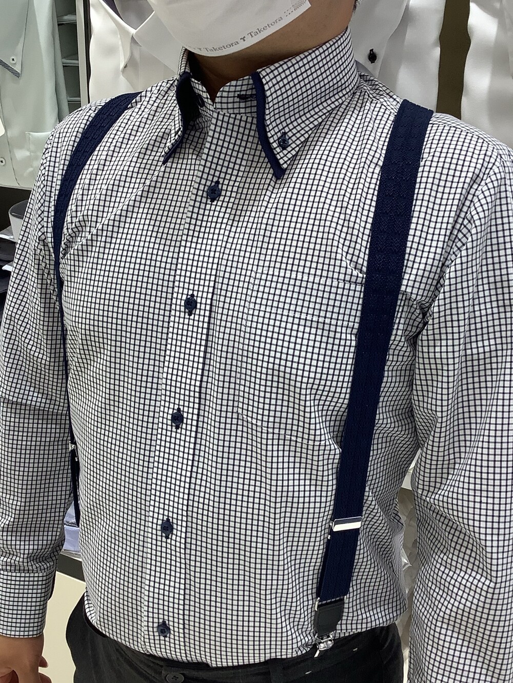 ホワイト系のポケットチーフ、ブルー系のビジネスシャツ、その他のネクタイを着用したメンズの秋コーディネートの4枚目の写真