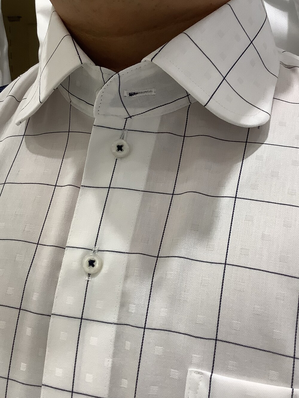 ホワイト系のポケットチーフ、ホワイト系のビジネスシャツ、その他のネクタイを着用したメンズの秋コーディネートの5枚目の写真