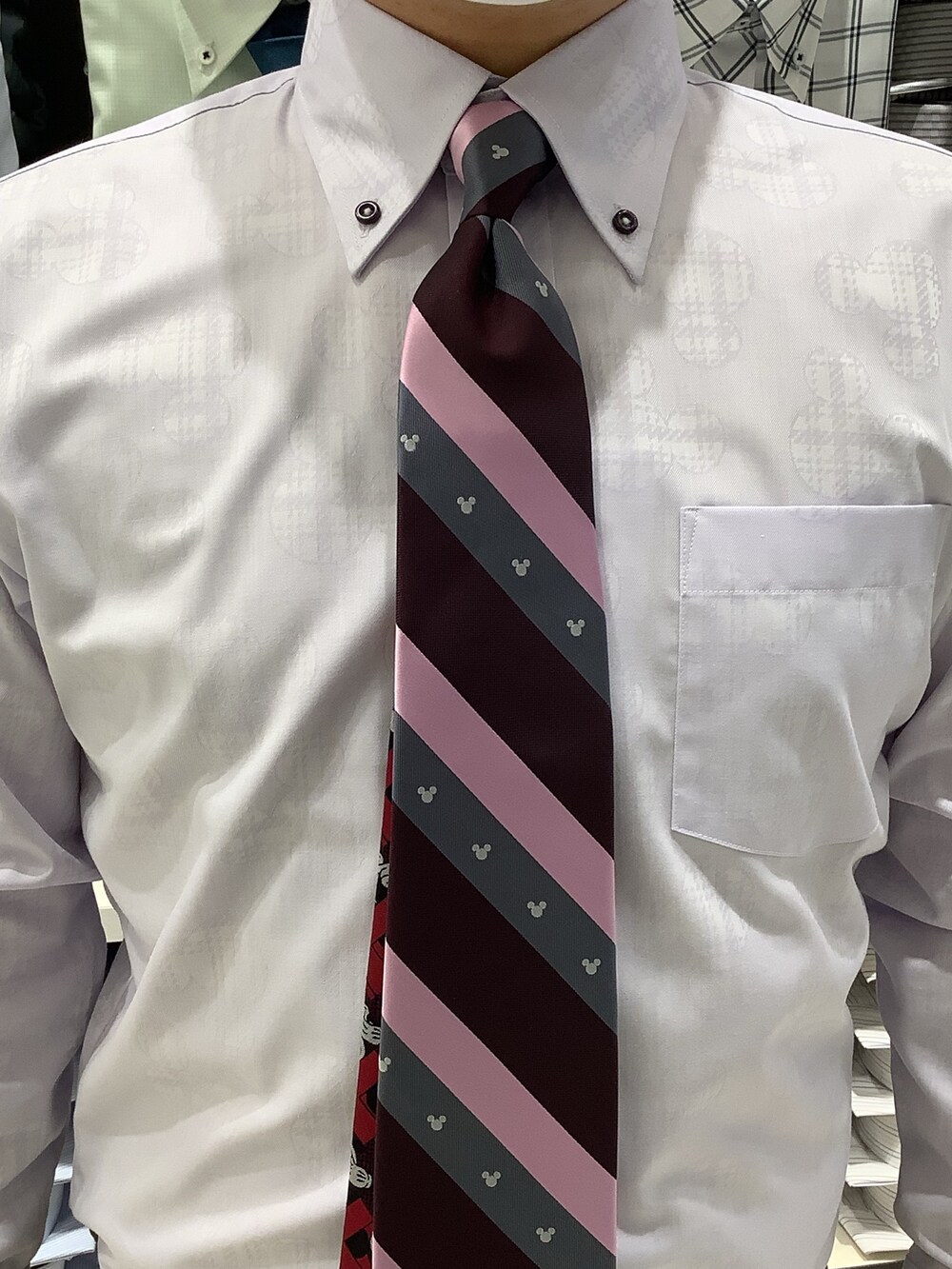 パープル系のビジネスシャツ、その他のネクタイを着用したメンズの秋コーディネートの3枚目の写真