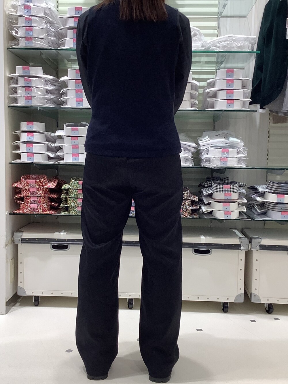 ブルー系のベスト、ブラック系のビジネスシャツを着用したレディースの秋コーディネートの4枚目の写真