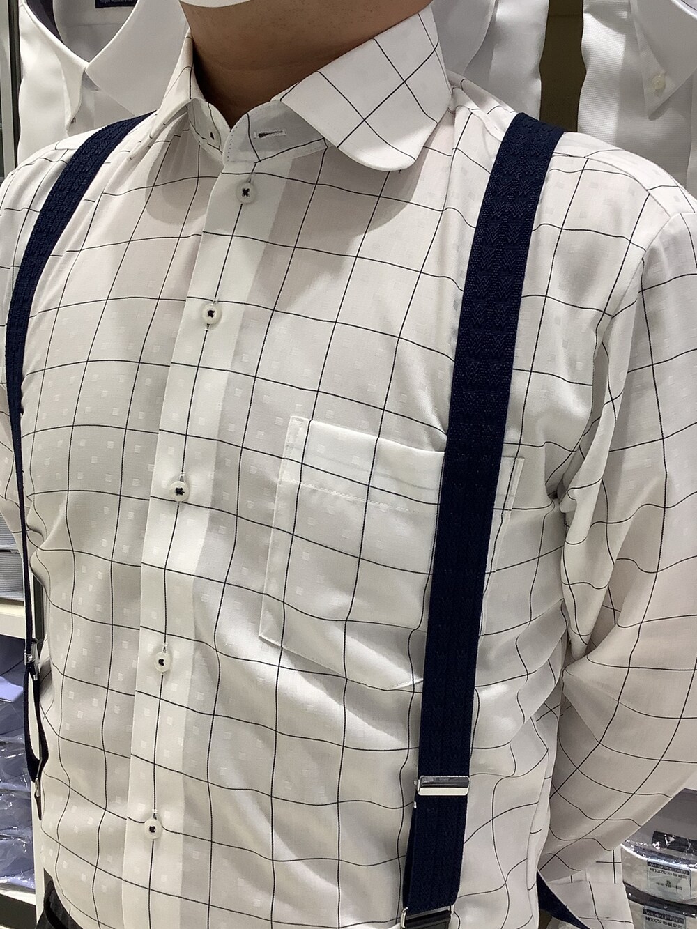 ホワイト系のポケットチーフ、ホワイト系のビジネスシャツ、その他のネクタイを着用したメンズの秋コーディネートの4枚目の写真