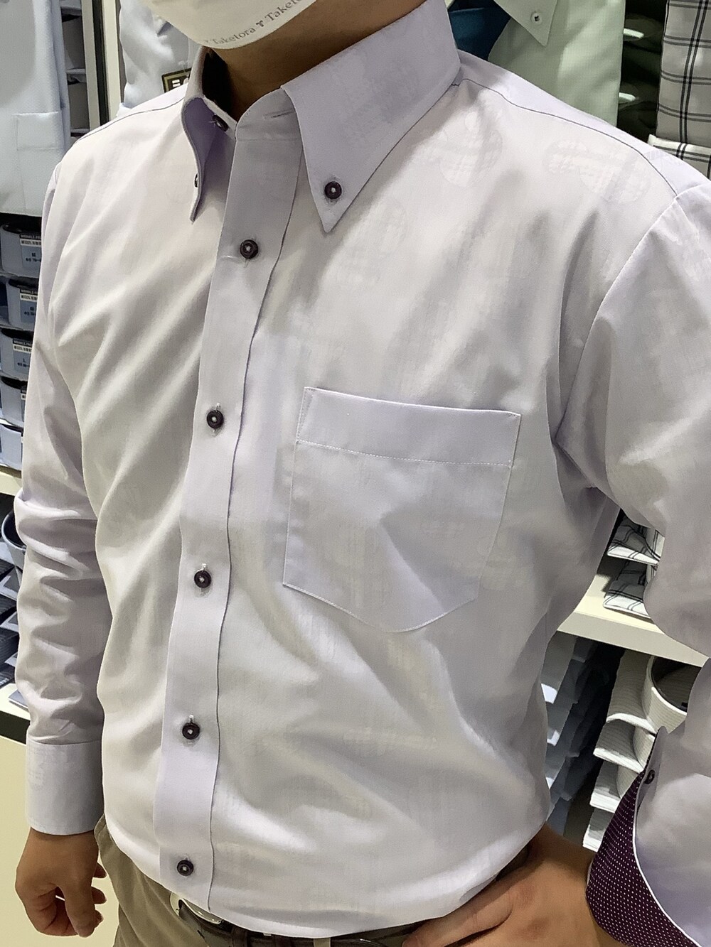 パープル系のビジネスシャツ、その他のネクタイを着用したメンズの秋コーディネートの5枚目の写真