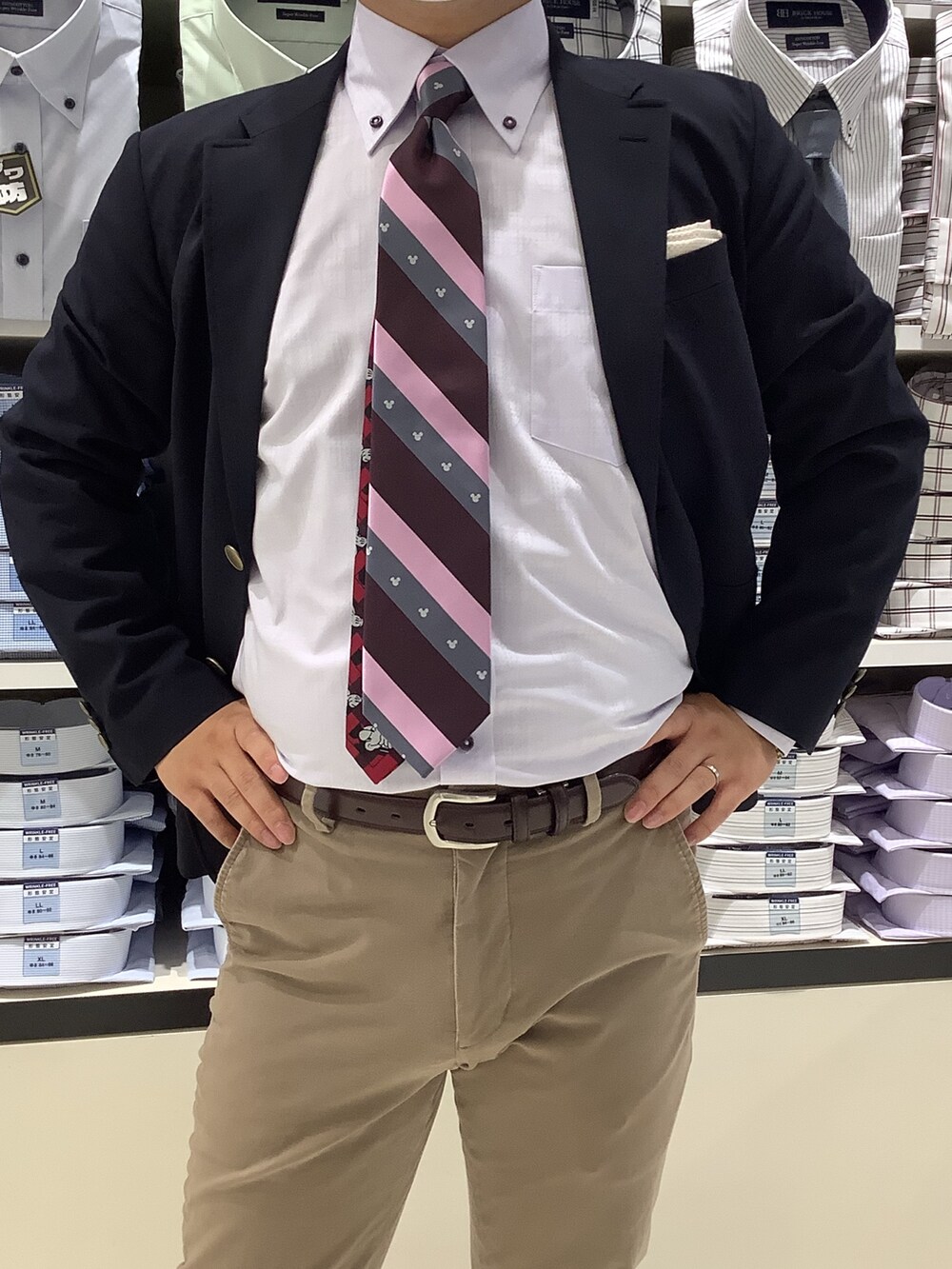 パープル系のビジネスシャツ、その他のネクタイを着用したメンズの秋コーディネートの2枚目の写真