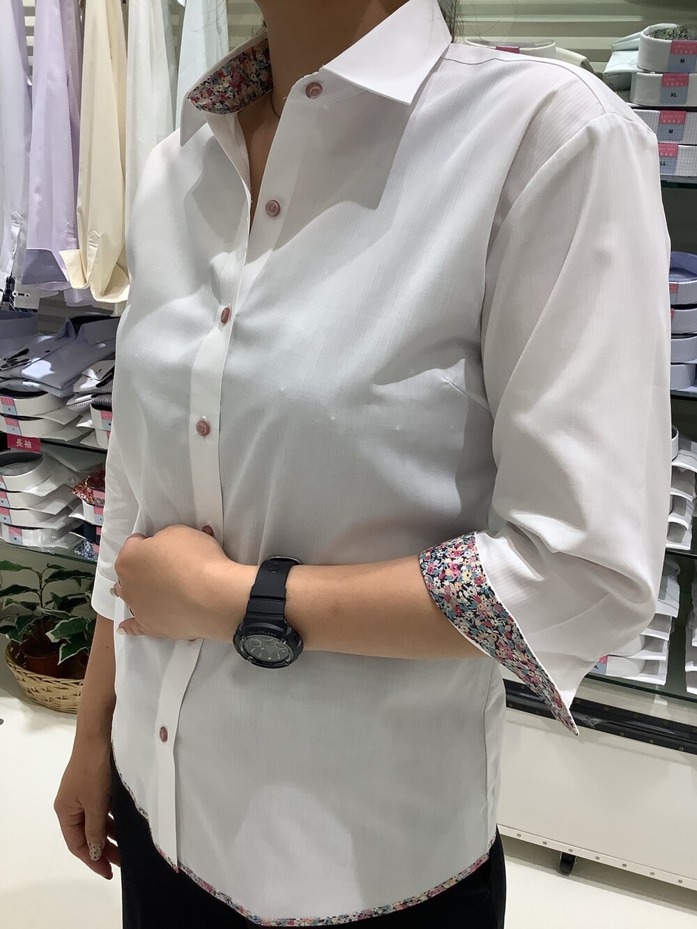 ホワイト系のビジネスシャツを着用したレディースの春コーディネートの5枚目の写真