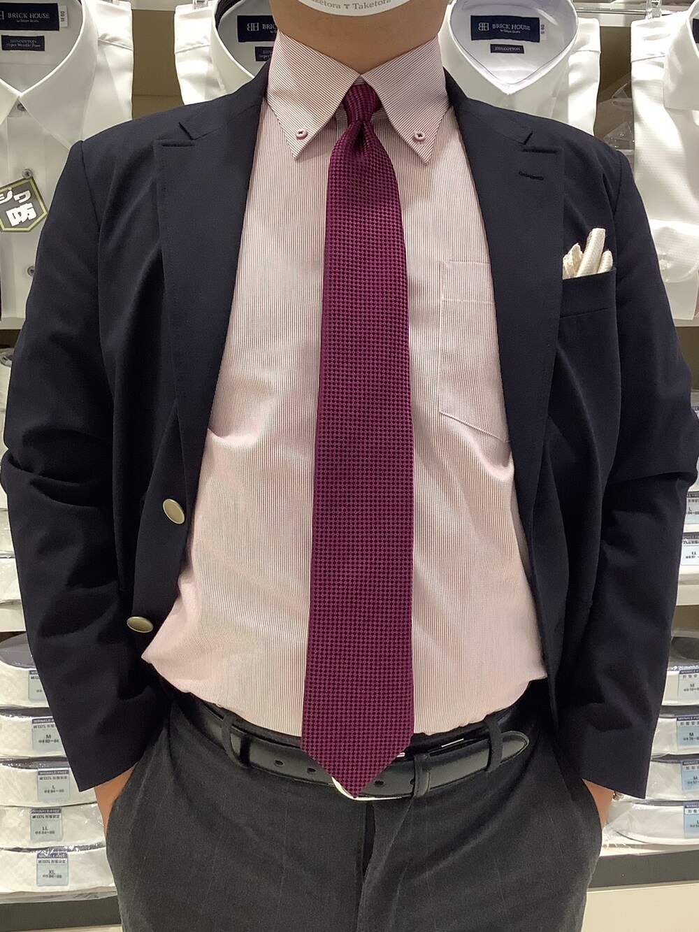 ホワイト系のポケットチーフ、その他のネクタイ、レッド系のビジネスシャツを着用したメンズの秋コーディネートの2枚目の写真