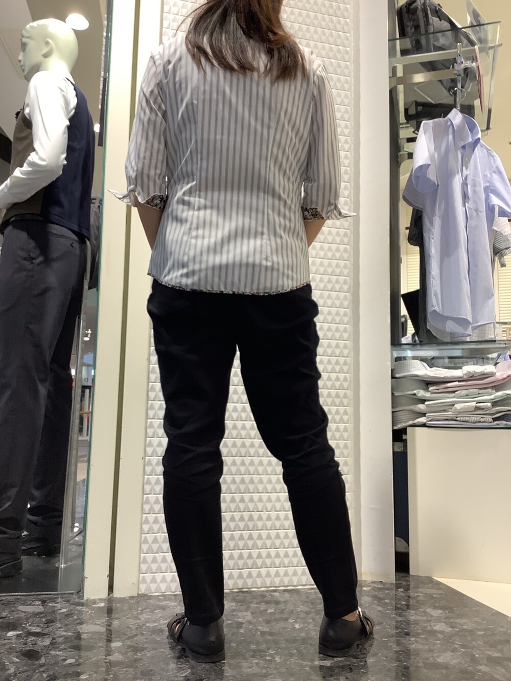 ブラック系のビジネスシャツを着用したレディースの秋コーディネートの2枚目の写真