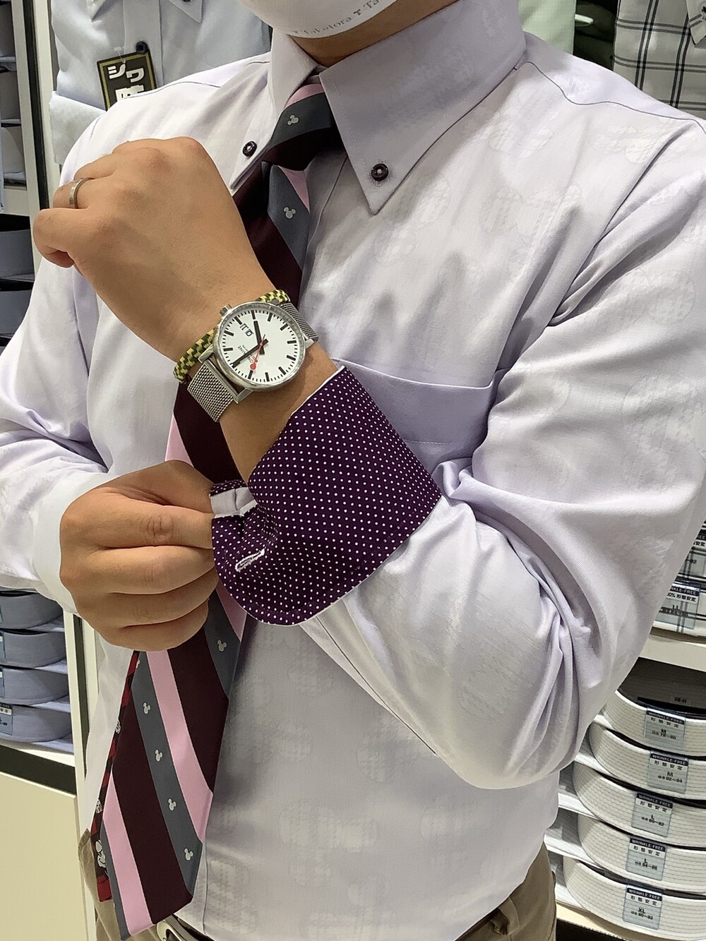 パープル系のビジネスシャツ、その他のネクタイを着用したメンズの秋コーディネートの4枚目の写真