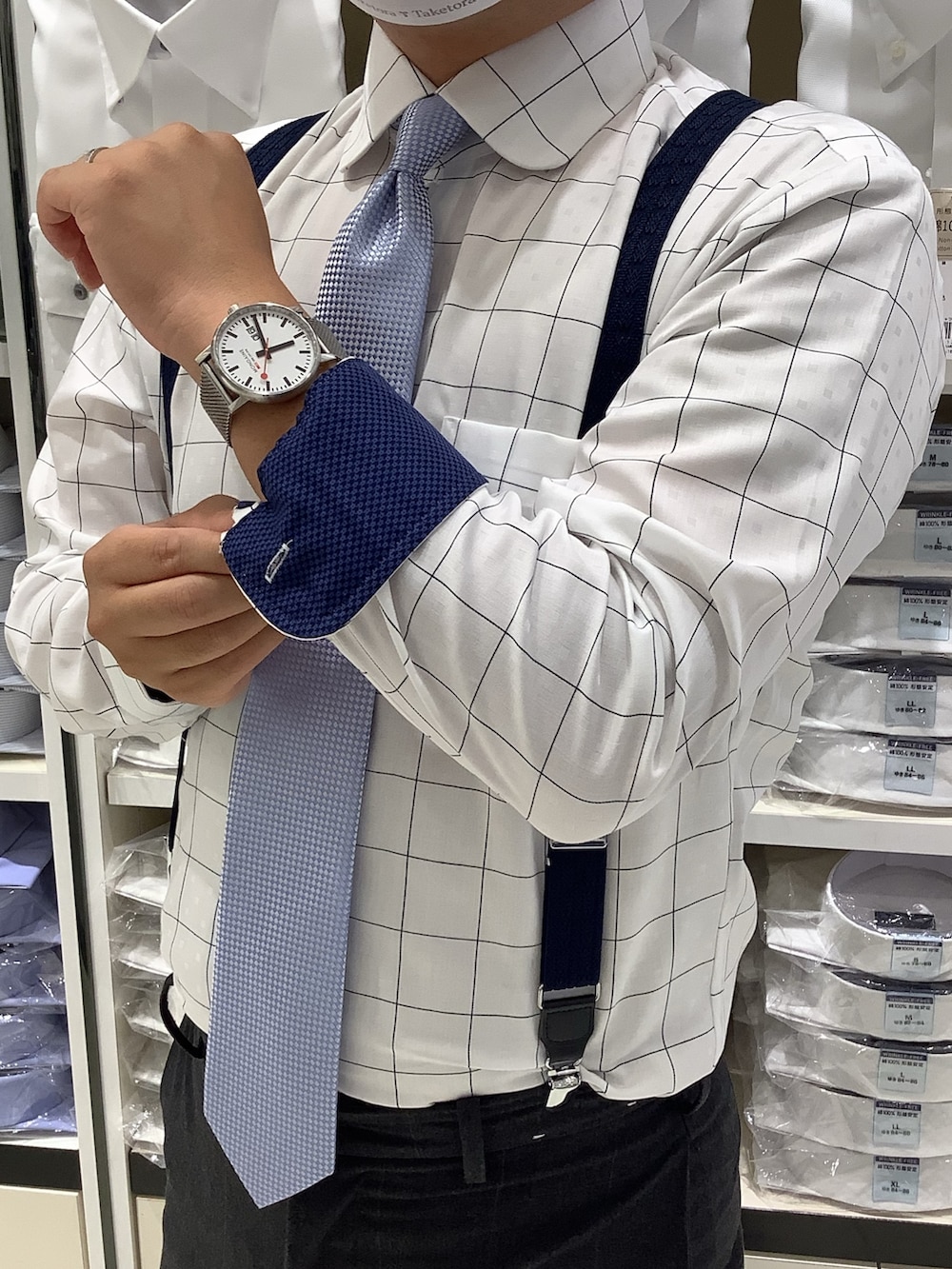 ホワイト系のポケットチーフ、ホワイト系のビジネスシャツ、その他のネクタイを着用したメンズの秋コーディネートの3枚目の写真