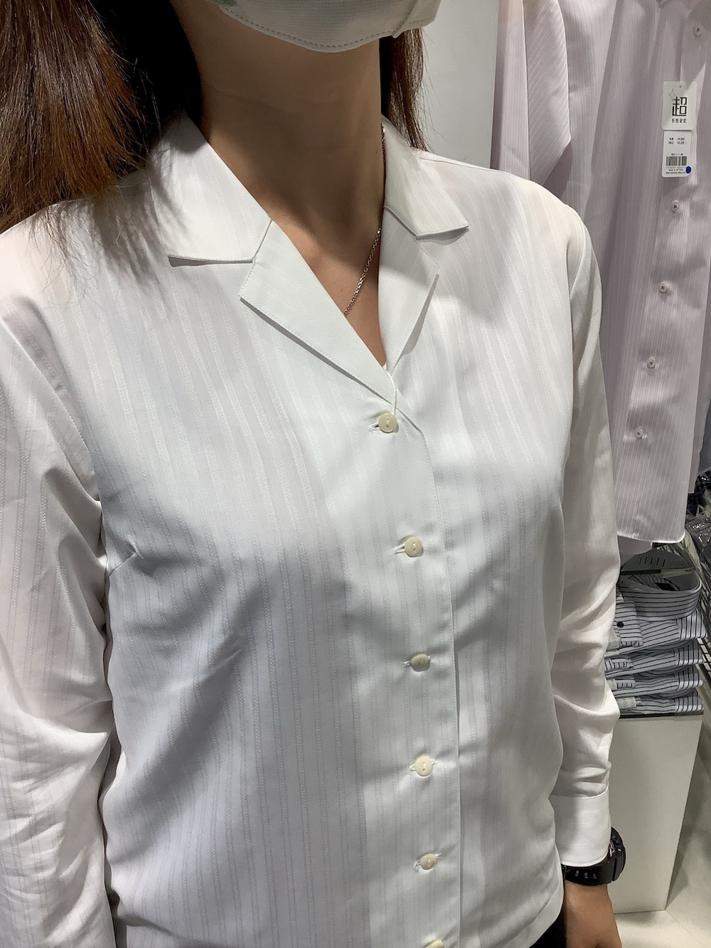 ホワイト系のビジネスシャツ、ブラック系のサスペンダーを着用したレディースの春コーディネートの3枚目の写真