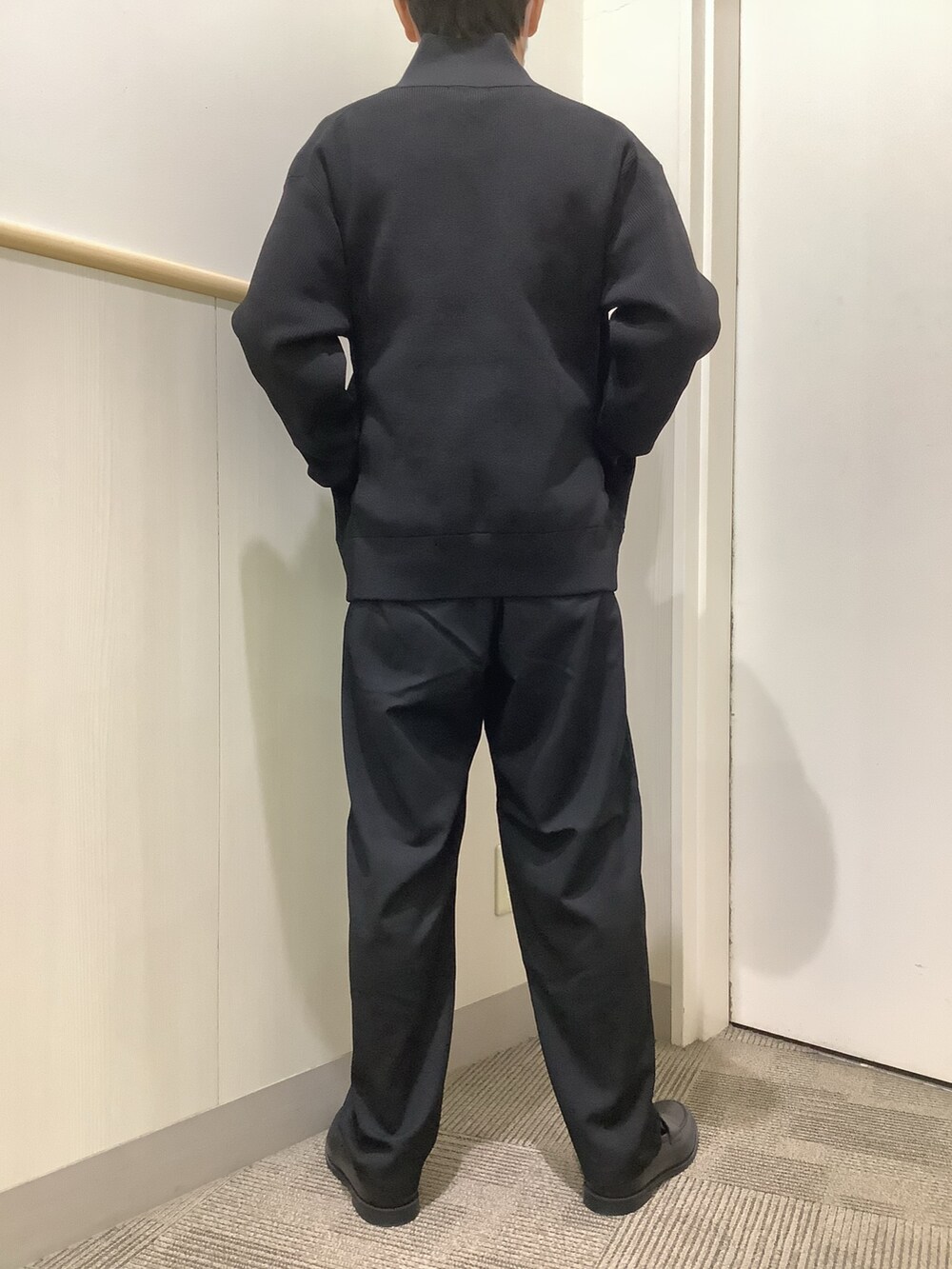 ブラック系のブルゾン、ホワイト系のTシャツ/カットソーを着用したメンズの秋コーディネートの4枚目の写真