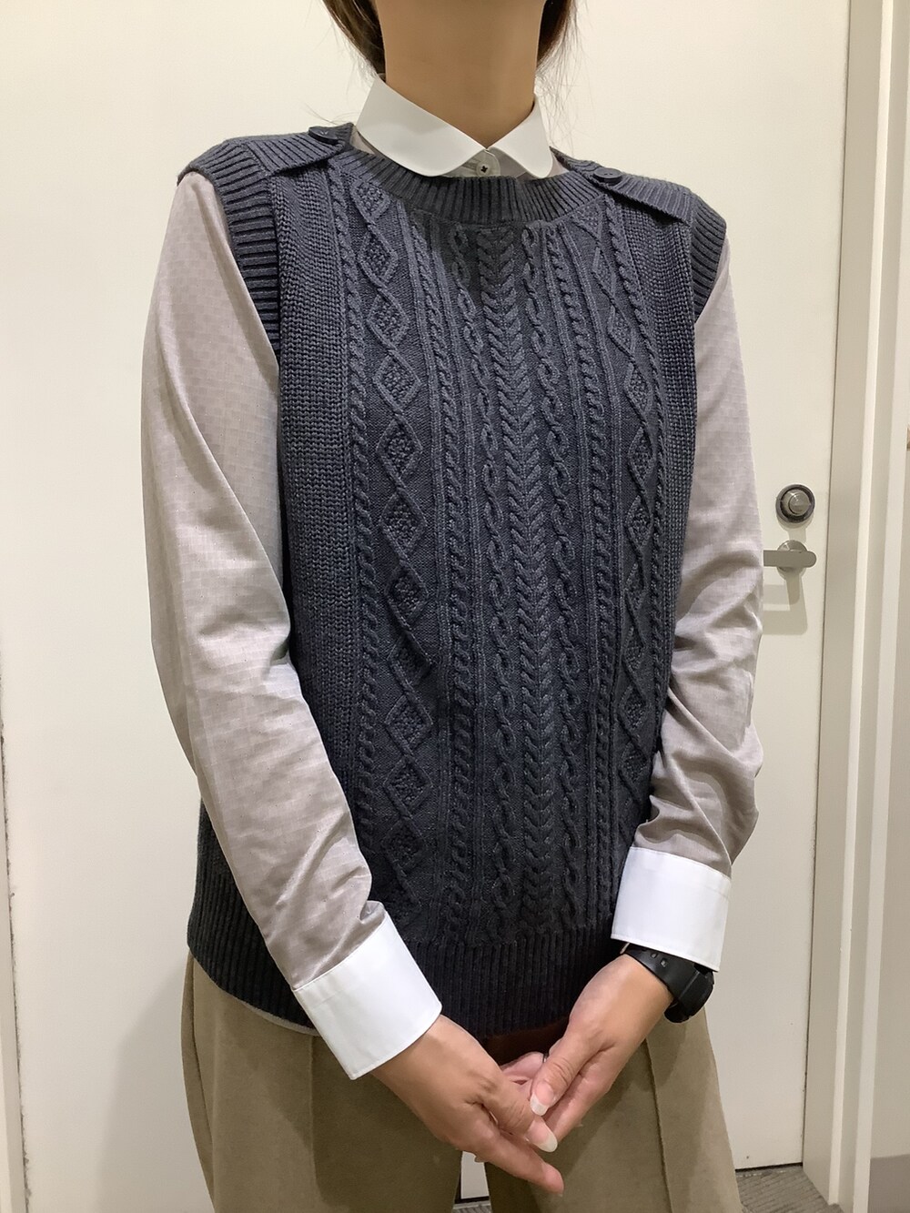 ブラウン系のビジネスシャツ、グレー系のベストを着用したレディースの秋コーディネートの2枚目の写真