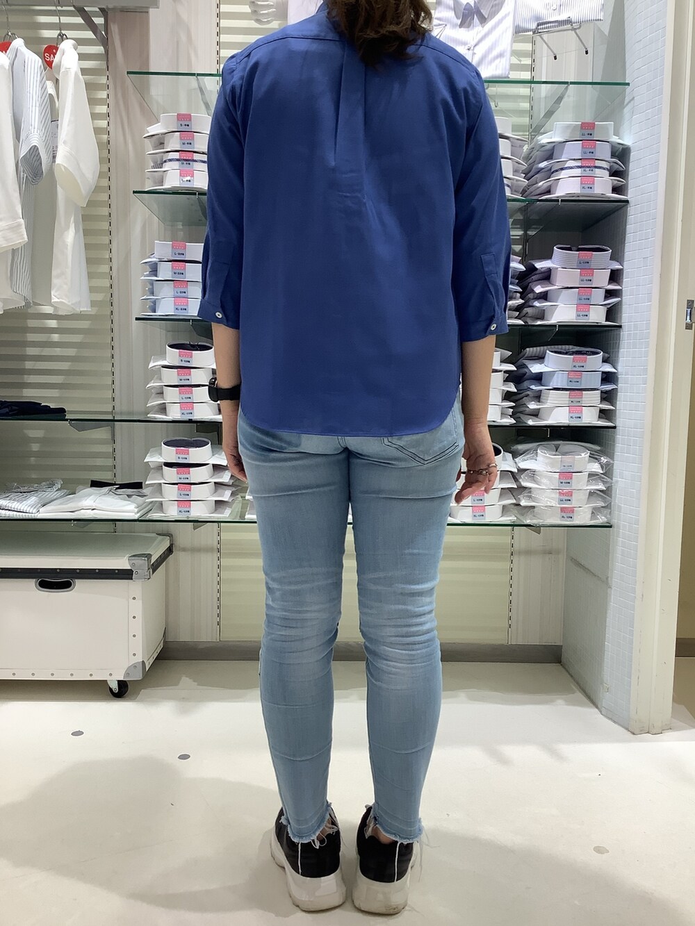 ブルー系のシャツ/ブラウスを着用したレディースの夏コーディネートの4枚目の写真